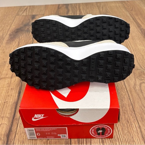 New Nike Women's Waffle Debut Sneakers Size 6 In Sand Drift/Black/White - Picture 4 of 8